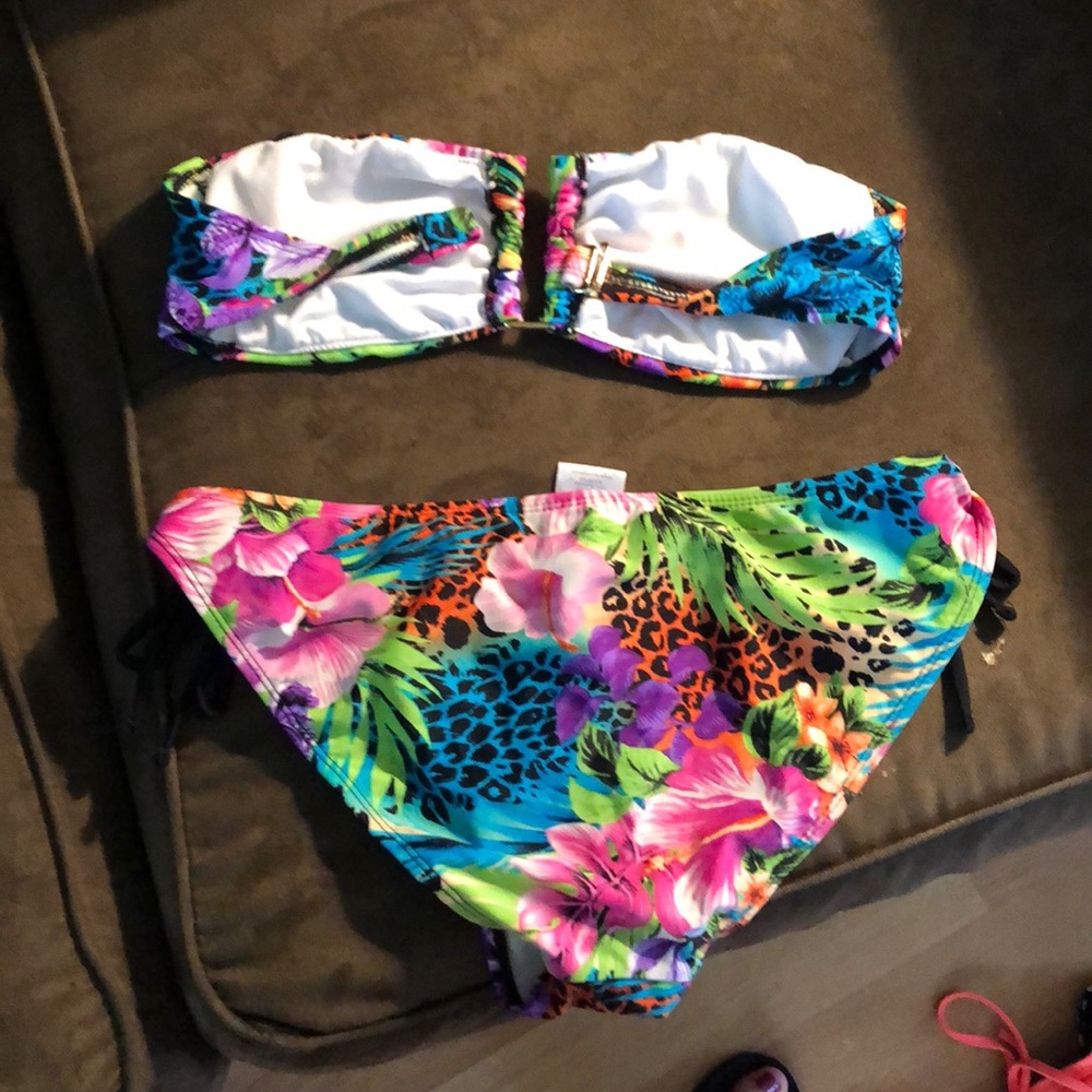 Bikini - Picture 2 of 2